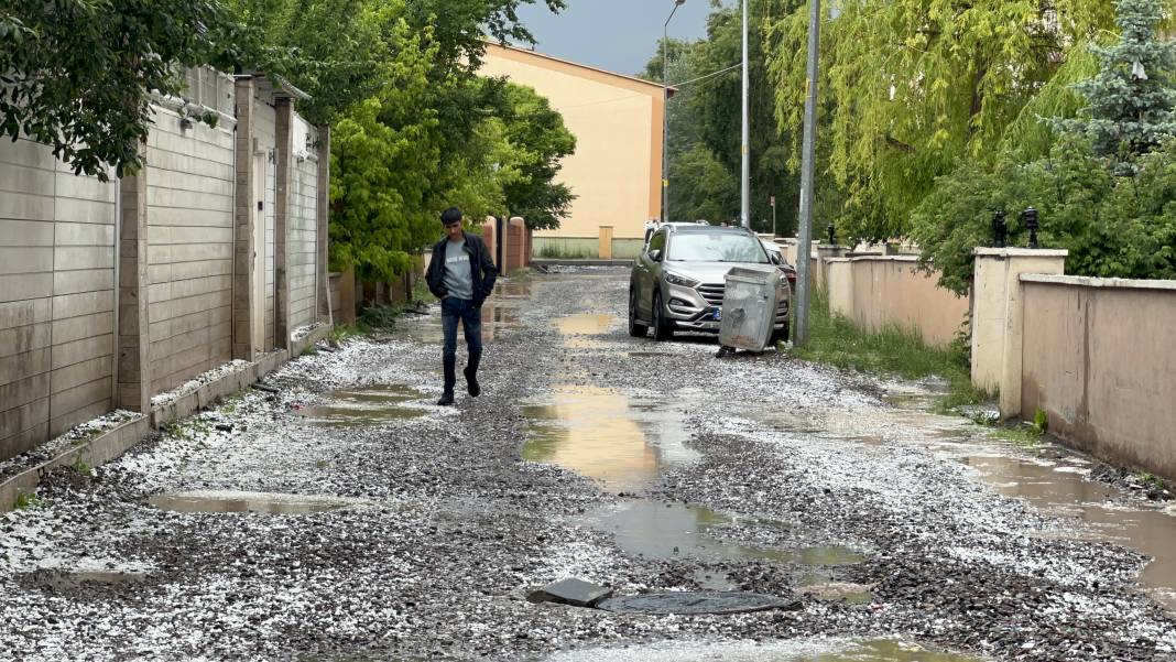 Kars'ı yaz ortasında dolu vurdu! Milyonluk araçları battaniye-yorganla korudular 9